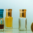 Selección de perfumes árabes sobre un mostrador