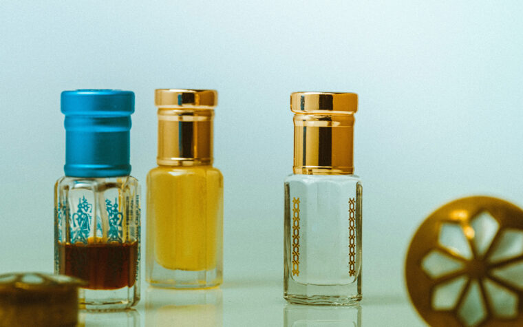 Selección de perfumes árabes sobre un mostrador